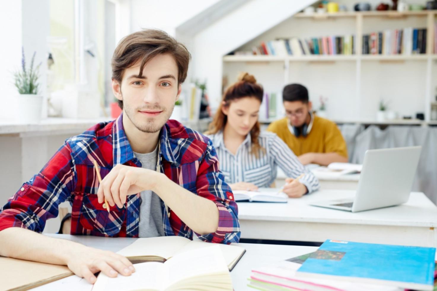 Analyse de documents financiers lors d'un atelier pratique de formation